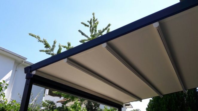 pergola versione antracite con doghe estruse