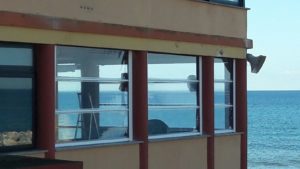 tende ermetiche antivento bianche in cristal con doppia steccatura di rinforzo e cassonetto di design