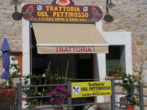 tenda a bracci per ingresso di ristorante in toscanaRIF: TS236