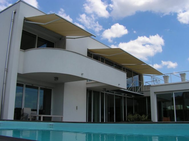 tenda a bracci per il terrazzo di una villa con piscina in toscana