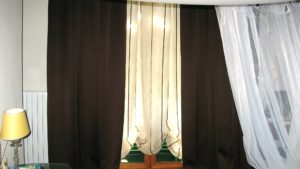 tenda a pacchetto a bombolino in lino e tenda oscurante in raso su bastone in ferro battuto