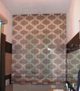 tenda a pacchetto liscia e foderata color cappuccino con fantasia geometrica