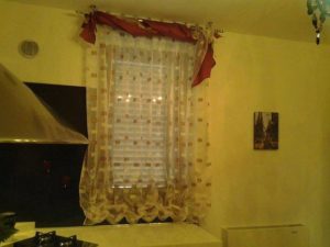 tenda in organza su binario con drappo bicolore su bastone in acciaio RIF: TC204