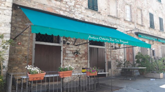 cambio teloni con logo in tenda di attività commerciale in toscana
