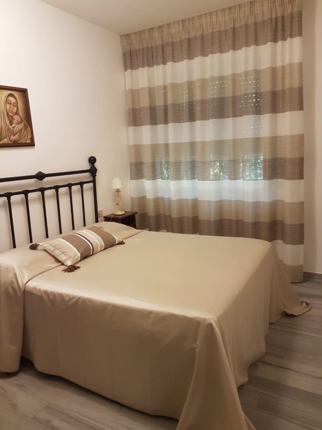 copriletto coordinato con tenda classica a righe orizzontali realizzati su misura da gani in toscana