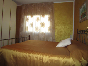 copriletto in raso con cuscino coordinato alle tende da Gani Tende e Tessuti