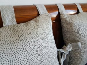 cuscini con fiocchi per testata del letto RIF: CA24