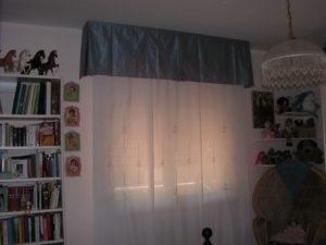 mantovana in seta azzurra e tenda classica bianca su binari per cameretta a Rosignano (livorno)