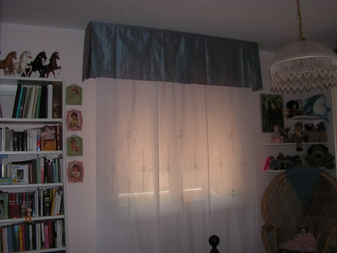 mantovana in seta azzurra e tenda classica bianca su binari per cameretta a Rosignano (livorno)