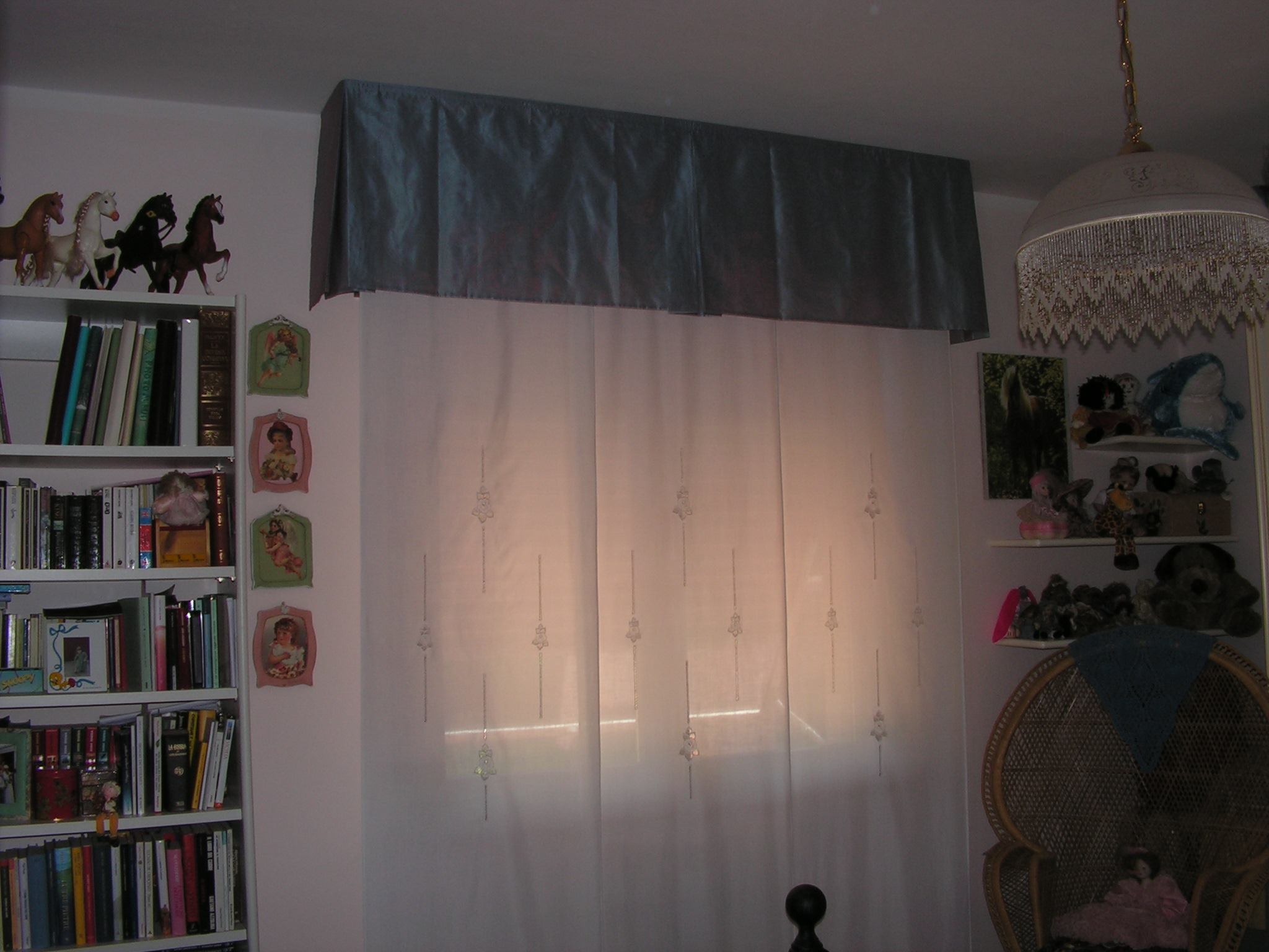 mantovana in seta azzurra e tenda classica bianca su binari per cameretta a Rosignano (livorno)