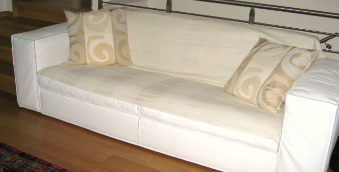 rivestimento divano su misura con cuscini coordinati