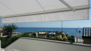 tenda a bracci a tinta unita su terrazzo RIF: TS103