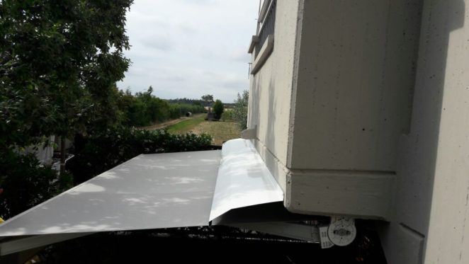 tenda a bracci con tettuccio di protezione