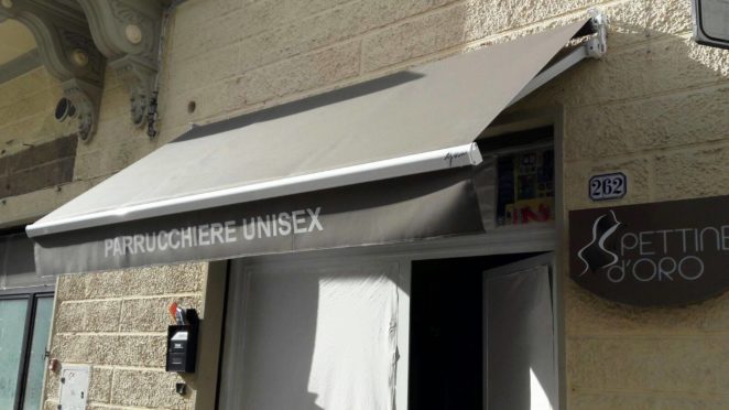 tenda a bracci con logo per negozio con mantovana stampata