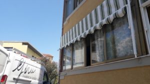 tenda a caduta a righe per finestra RIF: TS25