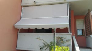 tenda a caduta con guide laterali e braccetti per terrazzo appartamento RIF: TS11