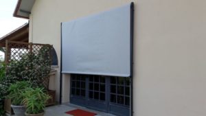 tenda a caduta con profili in antracite per portafinestra RIF: TS87