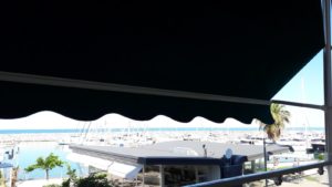 tenda a caduta su un balcone con vista porto RIF: TS43