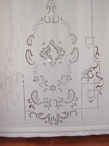 tenda bianca ricamata a intaglio RIF: TC223