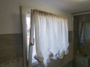 tenda a pacchetto a vetro bianca per bagno