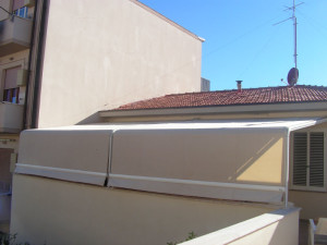 tenda ad attico con struttura pesante - visuale esterna RIF: TS12