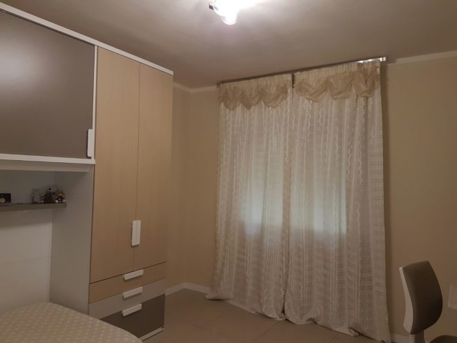 tende classiche lunghe con drappeggi superiori in camera da letto