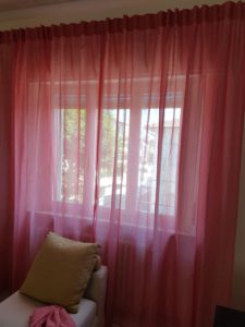 tenda in lino rosa arricciata ad asole con montaggio su bastone senza anelli