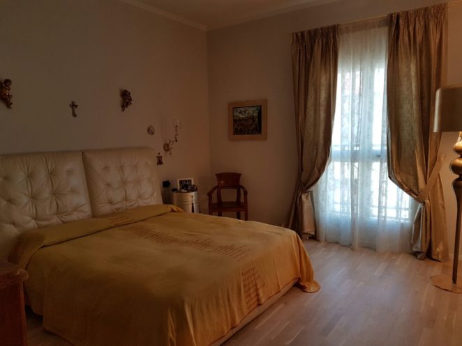 tenda in lino ricamato trasformata in copriletto da gani in toscana