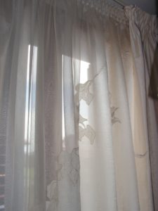 tenda in seta bianca con applicazioni RIF: TC221