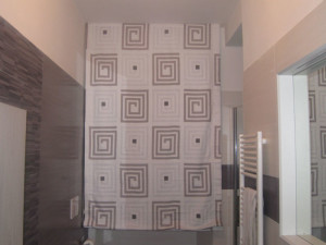 tenda a pacchetto liscio bianca con fantasia optical beighe ed ecrù