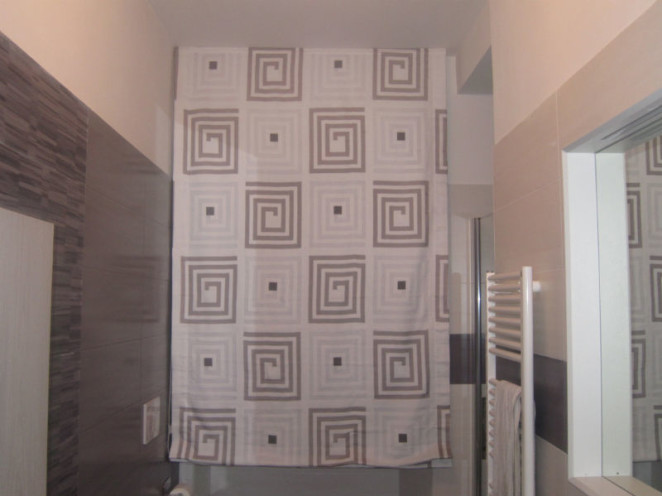 tenda a pacchetto liscio bianca con fantasia optical beighe ed ecrù