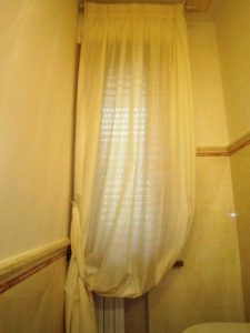 tenda bianca in seta su bastone in ferro battuto RIF: TC201