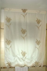 tenda bianca con fantasia di fiori stilizzati, scorrevole su binario foderata con effetto a pacchetto