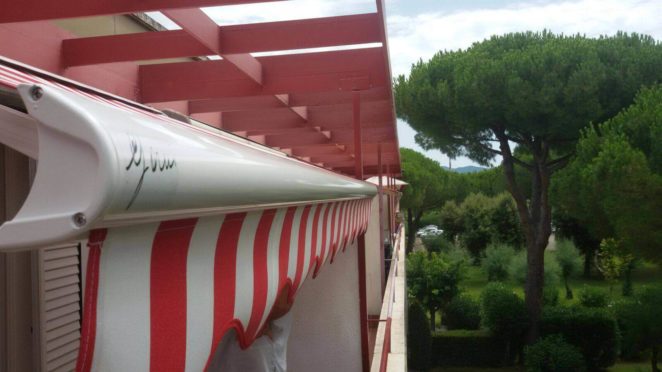tenda t9 a cassonetto a righe rosse e bianche