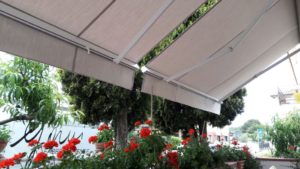 tende a bracci con struttura bianca e telo color tortora RIF: TS121