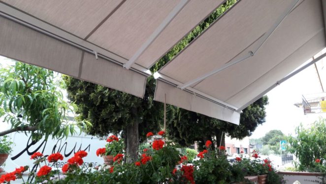 tende a bracci con struttura bianca e colore tortora sfumato