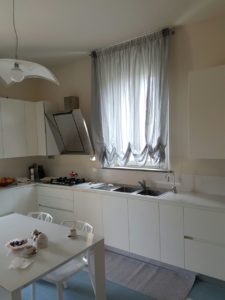 tende a finto pacchetto per cucina