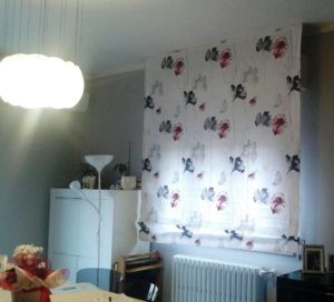 tenda a pacchetto liscio bianca con fiori rossi e grigi RIF: TC162