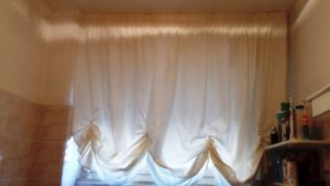 tende a pacchetto bianche per finestra del bagno