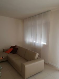 tende a pannelli bianche per salotto