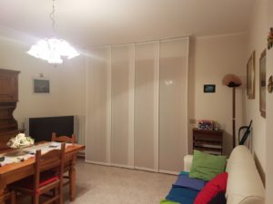 tende a pannelli bianchi per sala