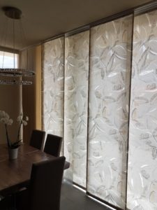 tende a pannelli con 2 tipologie di tessuto, uno più pesante per privacy ed uno leggero con per filtro luce