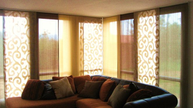 tende a pannelli con colori coordinati e fantasia con arabeschi per soggiorno