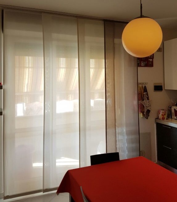 tende a pannello a scalatura di colore per cucina