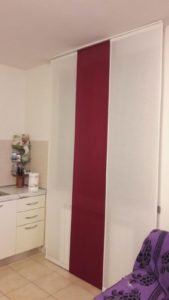 tende a pannello da sala bianche e rosse