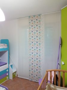 tende a pannello con fantasia a stelle coordinate a copriletto realizzati su misura in toscana