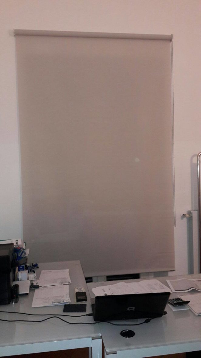 tende a rullo oscuranti in tessuto ignifugo colore chiaro