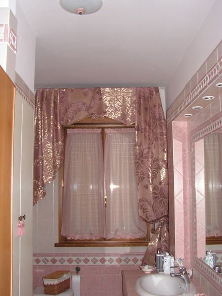 tende a vetro con mantovana e calate in raso su binario con velcro adesivo