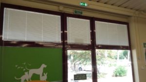 tende alla veneziana guidate per negozio RIF: TC188