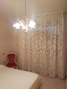 tende classiche bianche con fantasia per camera da letto